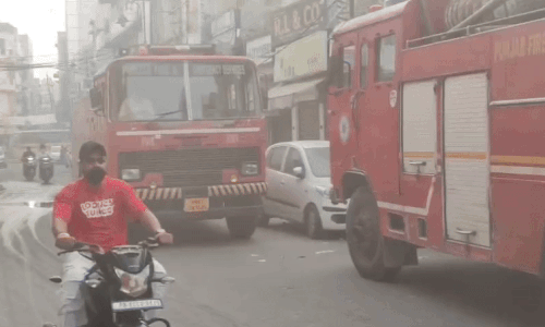 फायर ब्रिगेड की गाड़ी आग पर काबू पाते हुए।