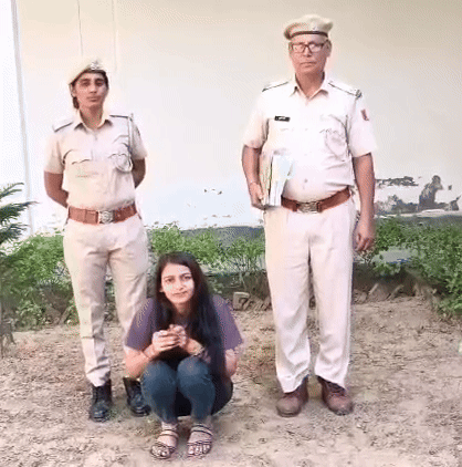 पुलिस कस्टडी में भी आरोपी लुटेरी दुल्हन मुस्कराती रही।