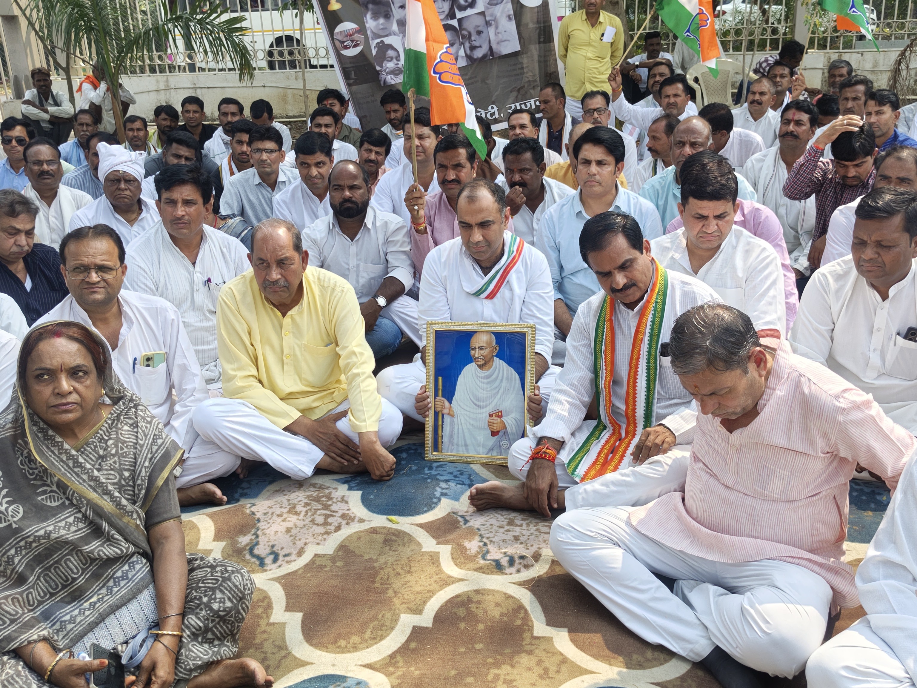 बाद में इस तरह खुले में बैठकर कांग्रेसी धरना दे रहे हैं।