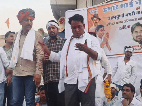 बारां शहर के प्रताप चौक पर भगत सिंह की तस्वीर पर तिलक करने के लिए अंता सीट से निर्दलीय प्रत्याशी नरेश मीणा ने यह किया था। वहां मौजूद राजेंद्र गुढ़ा ने चाकू छीना था।