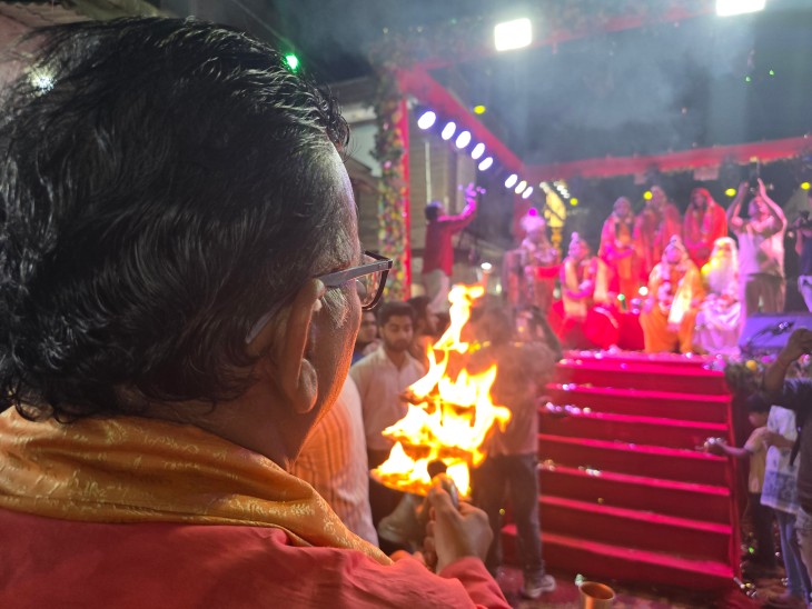 चारों भाईयों माता जानकी और हनुमान जी की आरती करते भक्त - Dainik Bhaskar