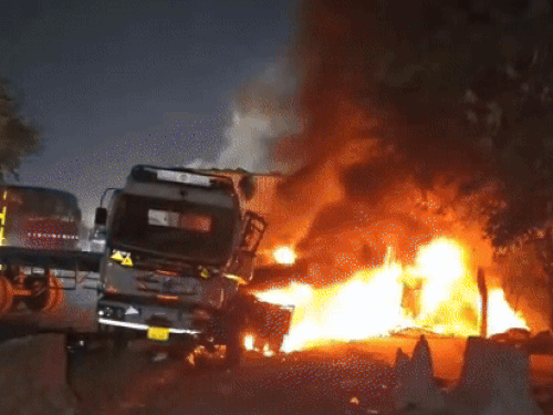 करनाल में नेशनल हाईवे-44 पर दो ट्रकों में लगी आग:  ​​​​​​​बाल-बाल बचे ड्राइवर,आमने-सामने की टक्कर में कंटेनर में लगी आग, बाइक चालक की मौत, दूसरे की हालत गंभीर – Karnal News