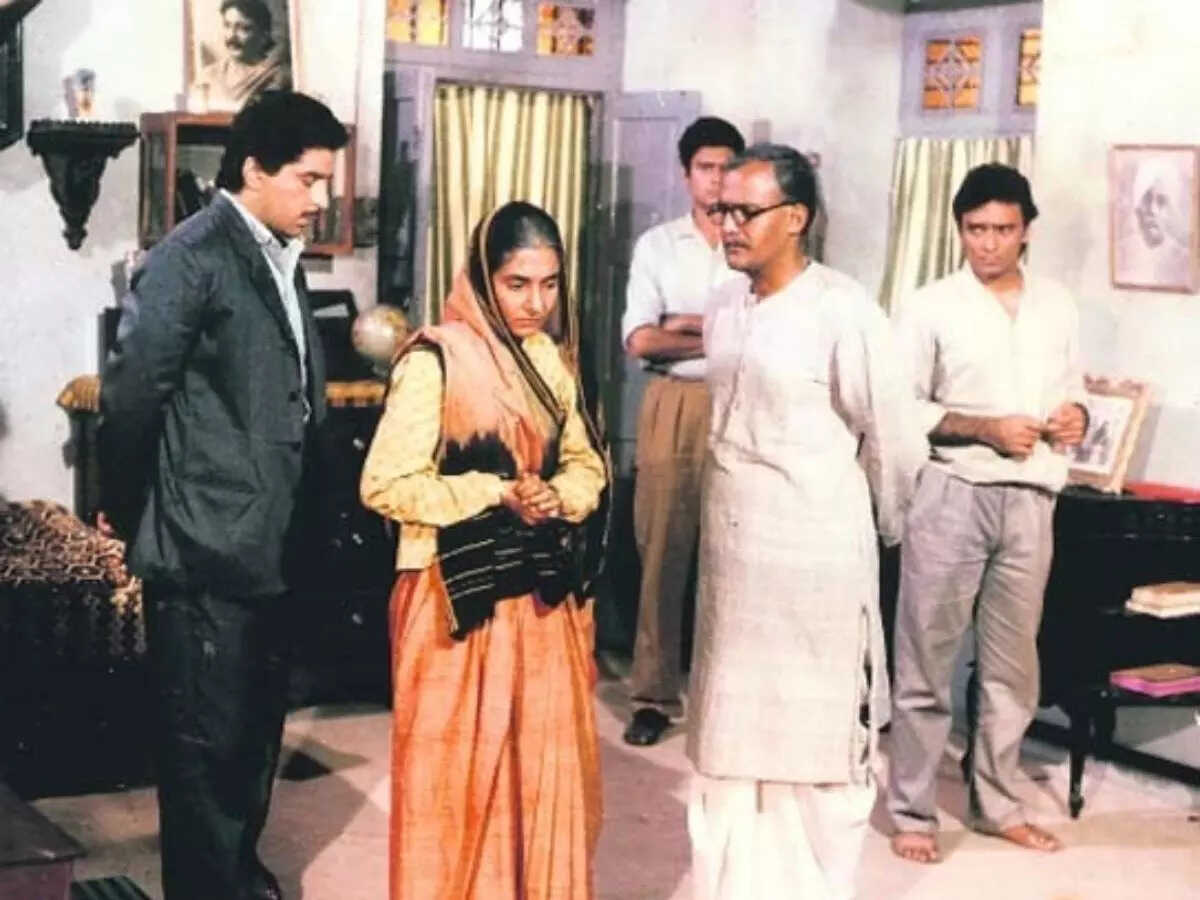 ‘बुनियाद' का प्रसारण 1986 में दूरदर्शन पर शुरू हुआ था।