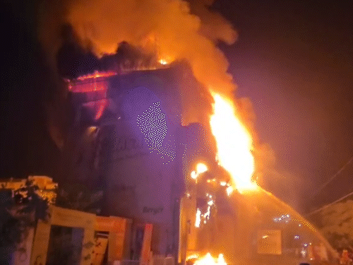 आग की सूचना पर फायर ब्रिगेड की 5 गाड़ियां मौके पर पहुंची और आग बुझाने की कोशिश में जुट गई।