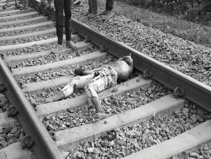 ट्रेन की चपेट में आकर 50 मीटर तक घसीटता चला गया युवक।