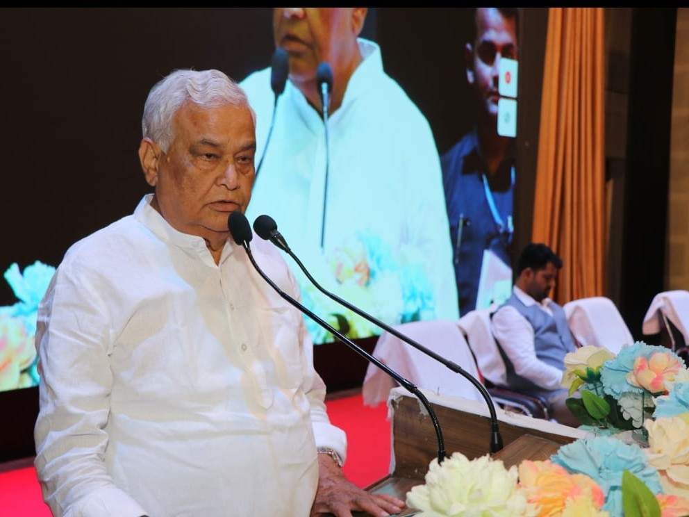 मंत्री डॉ. किरोड़ी लाल मीणा ने बताया कि बूंद-बूंद सिंचाई के माध्यम से फर्टिगेशन तकनीक द्वारा उर्वरकों का भी कुशल उपयोग संभव है।