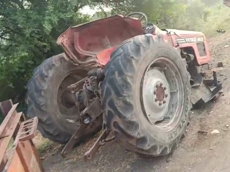 ट्रॉली पलटकर ट्रैक्टर पर आ गई। वाहन के दोनों हिस्से अलग-अलग हो गए।