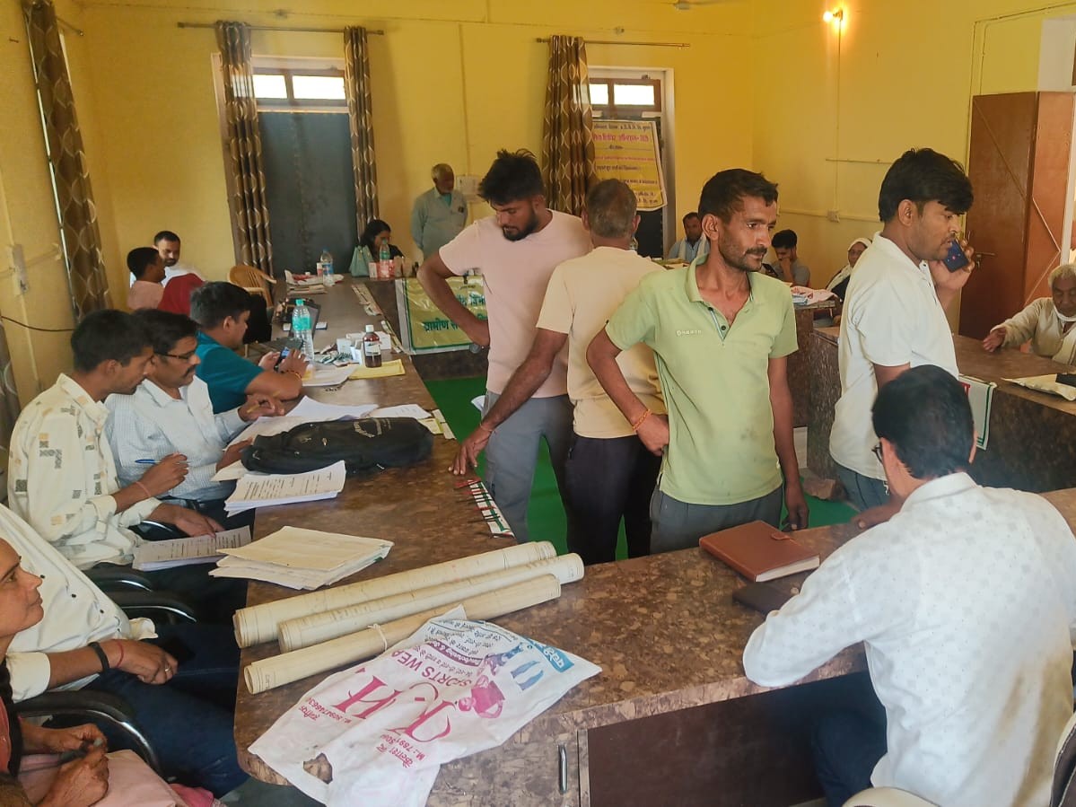 कृषि विभाग की ओर से किसानों को सरसों का बीज किट वितरित किया गया। चिकित्सा विभाग की टीम ने 31 मरीजों का स्वास्थ्य परीक्षण किया।