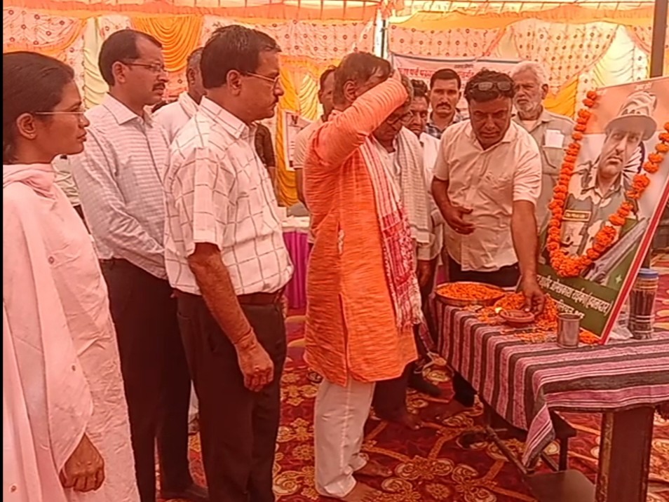 बीएसएफ के शहीद हेड कॉन्स्टेबल ओमप्रकाश रायका को श्रद्धांजलि दी।