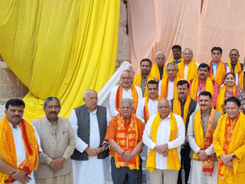 सीएम भूपेंद्र पटेल 3 साल पहले मुख्यमंत्री पद की शपथ लेने के बाद अपने मंत्रिमंडल के साथ। - Dainik Bhaskar