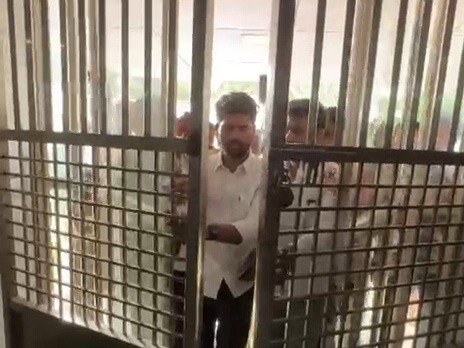 प्रदर्शन के बाद धरना समाप्त कर दिया गया।
