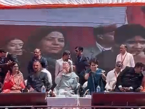 शिमला में रिज पर तीन दिन पहले वीरभद्र सिंह की प्रतिमा के अनावरण कार्यक्रम में मौजूद सोनिया गांधी।