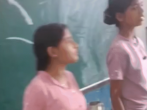 छात्र-छात्राओं ने कहा कि वे अपनी मर्जी से काम कर रहे।