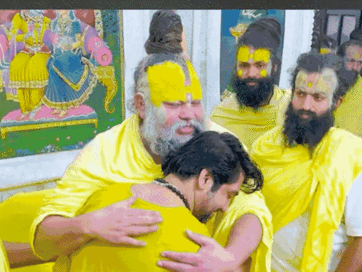 संत प्रेमानंद महाराज से धीरेंद्र कृष्ण शास्त्री ने मुलाकात की थी। इस दौरान दोनों लोग गले मिले थे।