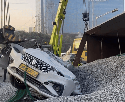 ट्रक के नीचे से कैब को निकालती क्रेन।