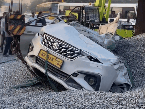 गुरुग्राम में रोड़ी से भरा ट्रॉला कार पर पलटा:  विप्रो कंपनी के कर्मी की मौत, 3 गंभीर; गाड़ी में फंसे लोग क्रेन से निकाले गए – gurugram News