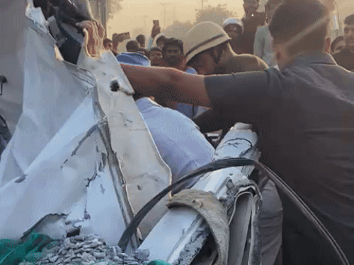 कार से घायलों को निकालने में जुटे बचावकर्मी।