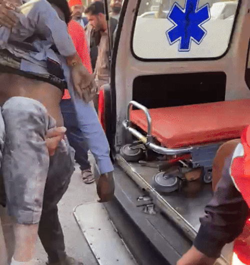 सिक्योरिटी गार्ड को गंभीर अवस्था में निकाला गया था। अस्पताल में उसकी मौत हो गई।