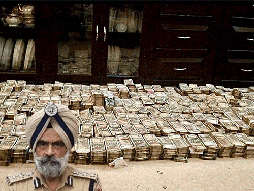 गिरफ्तार DIG हरचरण सिंह भुल्लर के घर से बरामद कैश। इनसेट में हरचरण सिंह भुल्लर की फोटो। - Dainik Bhaskar