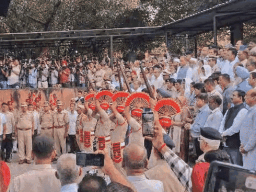 IPS पूरन कुमार को पुलिस की टुकड़ी ने अंतिम सलामी दी।