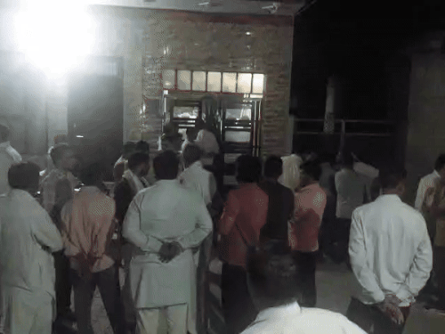 अधिकारियों और परिजनों की मीटिंग के दौरान लोग दरवाजे के बाहर ही खड़े रहे।