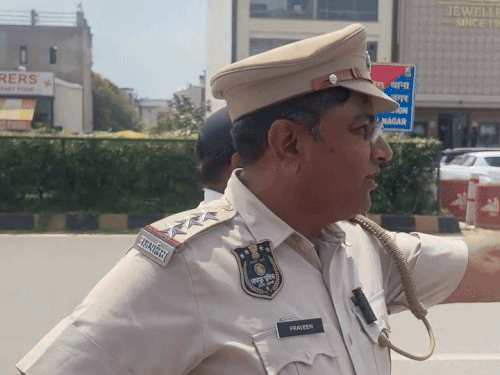 जयपुर में ट्रैफिक पुलिस अधिकारी प्रवीण कुमार मस्त मोटिवेशनल वीडियो बनाकर लोगों को ट्रैफिक रूल्स का पालन करने के लिए प्रेरित करते हैं।