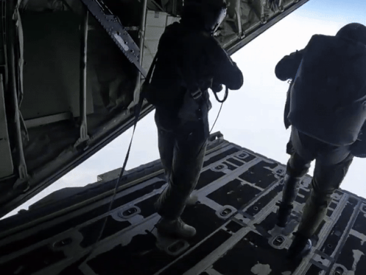 भारतीय वायु सेना के तीन जवानों ने विमान से पैराशूट लेकर छलांग लगाई।