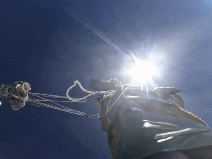 विमान से कूदते ही जवानों ने हवा में पैराशूट खोला।