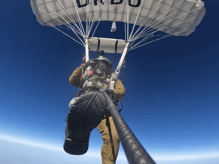 पैराशूट खुलने के बाद जवान नीचे उतरता हुआ।