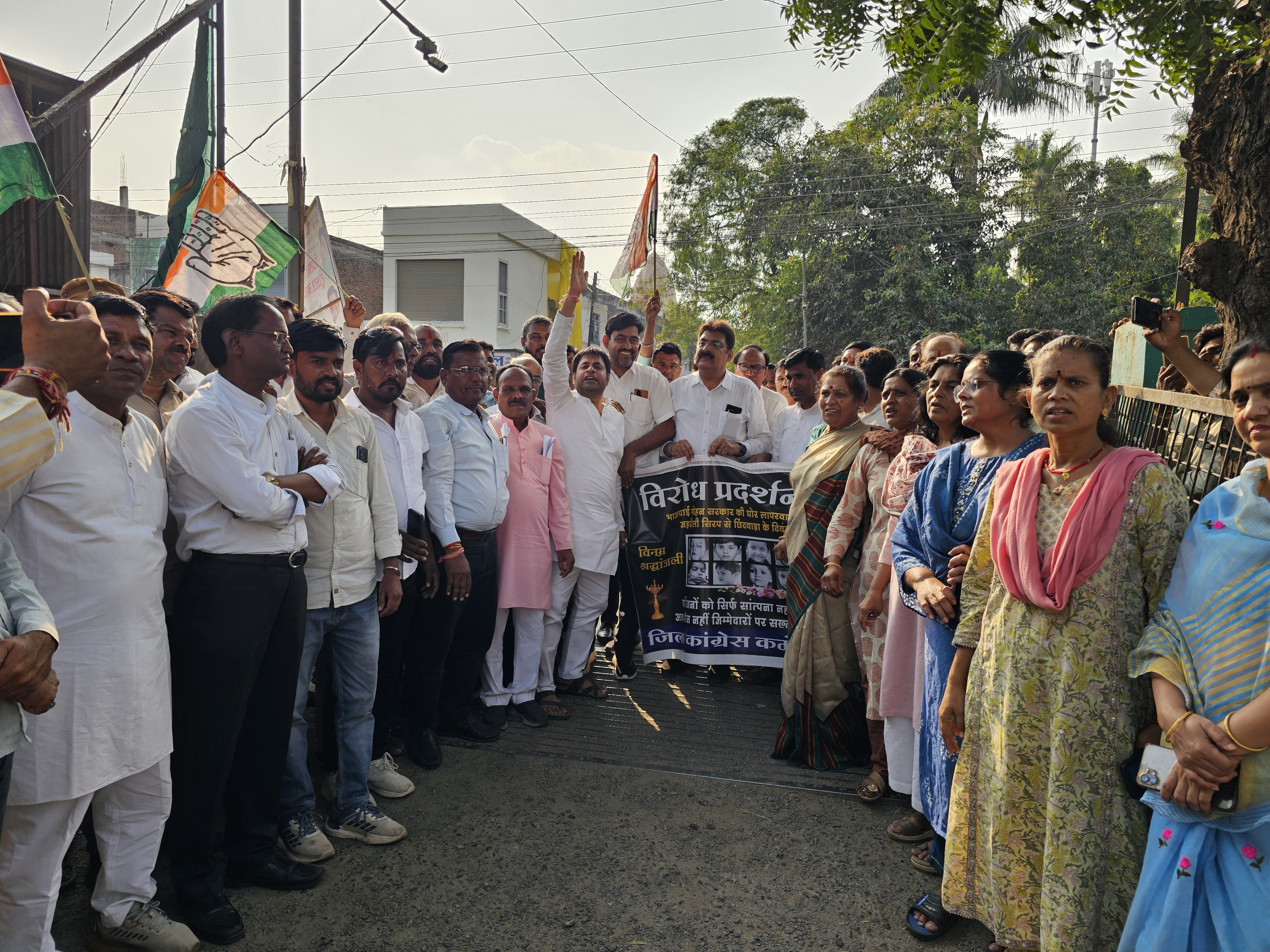 विरोध प्रदर्शन में कांग्रेस के पुरुष-महिला कार्यकर्ता उपस्थित रहे।