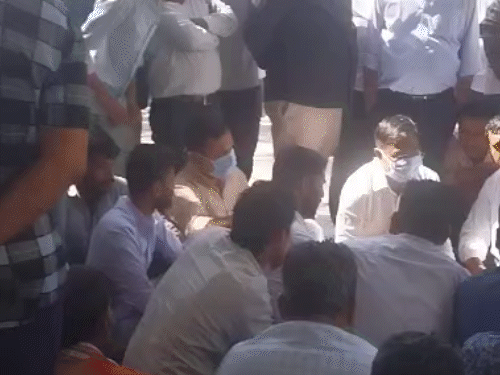 बस अग्निकांड में शेरगढ़ (जोधपुर) के रहने वाले महेंद्र मेघवाल, उनकी पत्नी पार्वती मेघवाल, बेटी, खुशबू, दीक्षा और बेटे शौर्य की मौत हो गई थी। उनके परिवार वाले मुआवजे की मांग करते हुए धरने पर बैठ गए हैं।