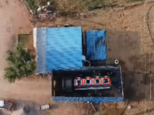 टैंकर से पेट्रोल चोरी के लिए इस तरह ऊंचे गैरेज बना रखे हैं। बाहर से देखने पर किसी को पता नहीं चलता कि अंदर क्या चल रहा है। भास्कर ने ड्रोन उड़ाया तो पेट्रोल चोरी की ये तस्वीरें सामने आईं।