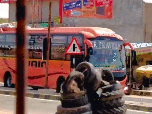 इसी बस में जलने से 22 लोगों की मौत हुई है। हादसे के दिन बस जैसलमेर से निकली तो स्टेशन रोड से गुजरते समय एक दुकान पर लगे सीसीटीवी कैमरे में तस्वीर कैद हो गई।