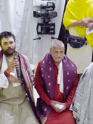 पिता-पुत्र ने 'अब तो बिलंब न कीजै लड़ैती जू…' पद को मधुर आवाज में सुनाया।