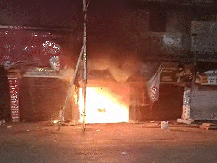 देवास गेट बस स्टैंड के पास स्थित अशोक ट्रैवल्स के ऑफिस और गोदाम में आग लगी।