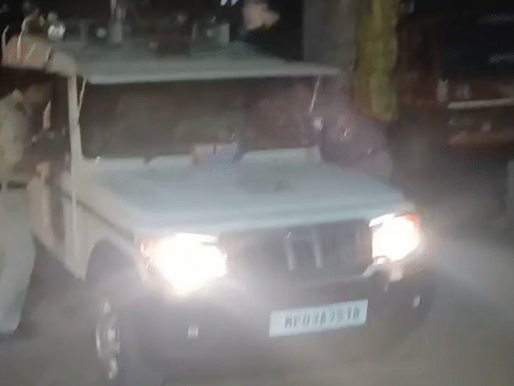 एफआईआर दर्ज होने के बाद तीनों आरोपी फरार हो गए हैं।