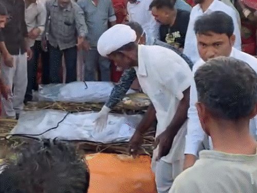 Jaisalmer Bus Fire Accident LIVE Photos Update; Jodhpur Highway | Rajasthan | दंपती-3 बच्चों के शव गांव पहुंचे तो मची चीख-पुकार: जोधपुर में 66 बसें जब्त; जैसलमेर अग्निकांड में ...