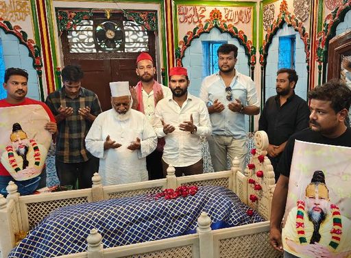 इससे पहले मंगलवार को सपा नेता मोहम्मद अखलाक और उनके साथियों ने दरगाह पर चादर चढ़ाकर प्रेमानंद महाराज के लिए दुआ मांगी थी।