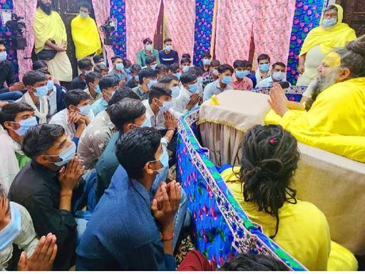 महाराज के दर्शन के लिए हर दिन लोग उनके आश्रम पहुंचते हैं।
