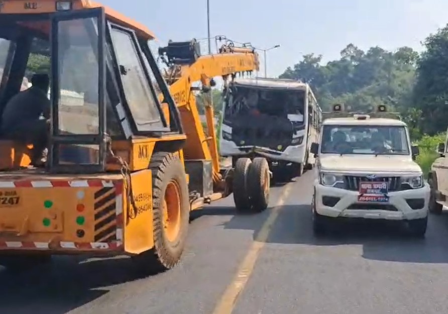 चुटूपालू घाटी में बस और टेलर के बीच टक्कर:  दोनों गाड़ियां पलटी, 18 यात्री अस्पताल भेजे गए; रांची-कोडरमा मार्ग पर हुआ हादसा – Ramgarh (Jharkhand) News