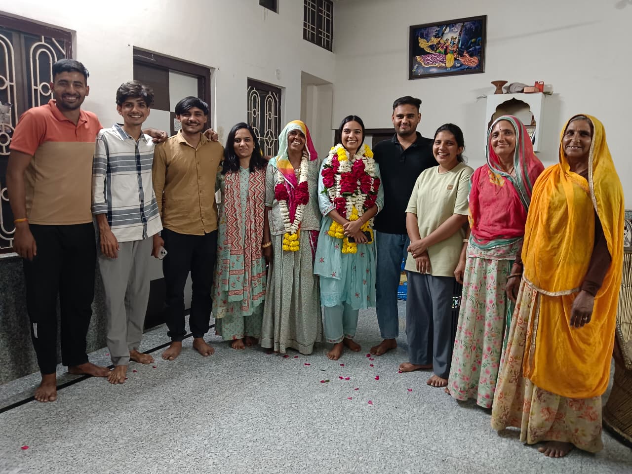 दौराई निवासी निशा करेसिया ने RAS परीक्षा में 269 रैंक हासिल की। उसने बताया मम्मी व दीदी का पूरा सहयोग किया और मोटीवेट करती थी। खेती पर काम करते समय मम्मी को देखा और उनका थका चेहरा देखकर लगता था कि मम्मी को आराम देने के लिए कुछ करना पडे़गा। 2021 में भी दिया लेकिन सफल नहीं हो पाई। बहुत खुश हूं। वे वर्तमान में दौराई में ग्राम विकास अधिकारी है।