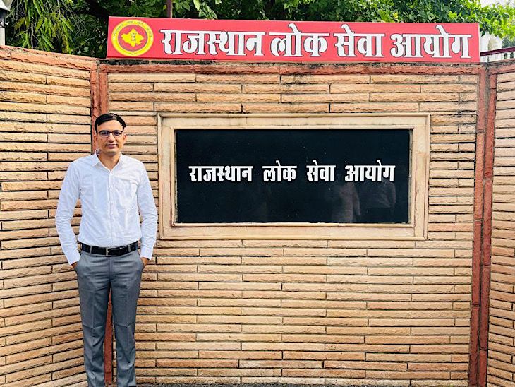 अजमेर जिले के किशनगढ़ में रहने वाले राजेश चौधरी ने आरएएस 2023 में 47 रेंक हासिल की है। राजेश रेवेन्यू बोर्ड में एलडीसी पद पर पोस्टेड है। राजेश के द्वारा दूसरे प्रयास में क्लियर किया गया। राजेश के पिता बजरंग चौधरी किसान है।