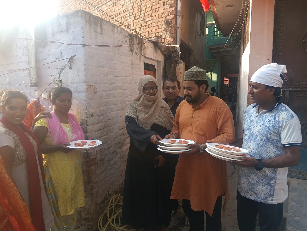 मंच के कार्यकर्ताओं ने घर-घर जाकर दीप वितरित किए।