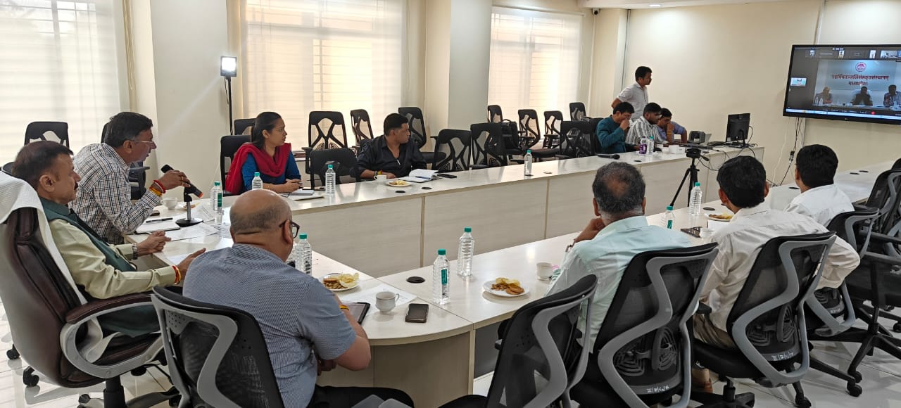 अधिकारियों ने परिवहन मंत्री के निर्देशों को ध्यान से सुना।