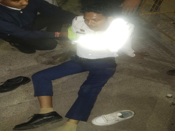 वहां मौजूद अन्य लोगों ने ट्रैफिक पुलिस करने को अस्पताल पहुंचाया।