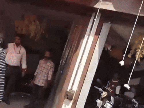 सैनेटरी कारोबारी और प्रॉपर्टी डीलर मारपीट करते हुए।