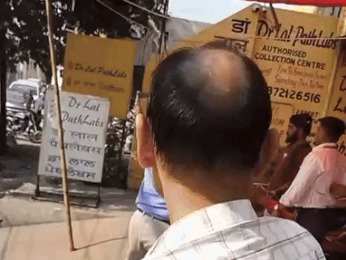 बस्ती बावा खेल में हो रहा झगड़ा।