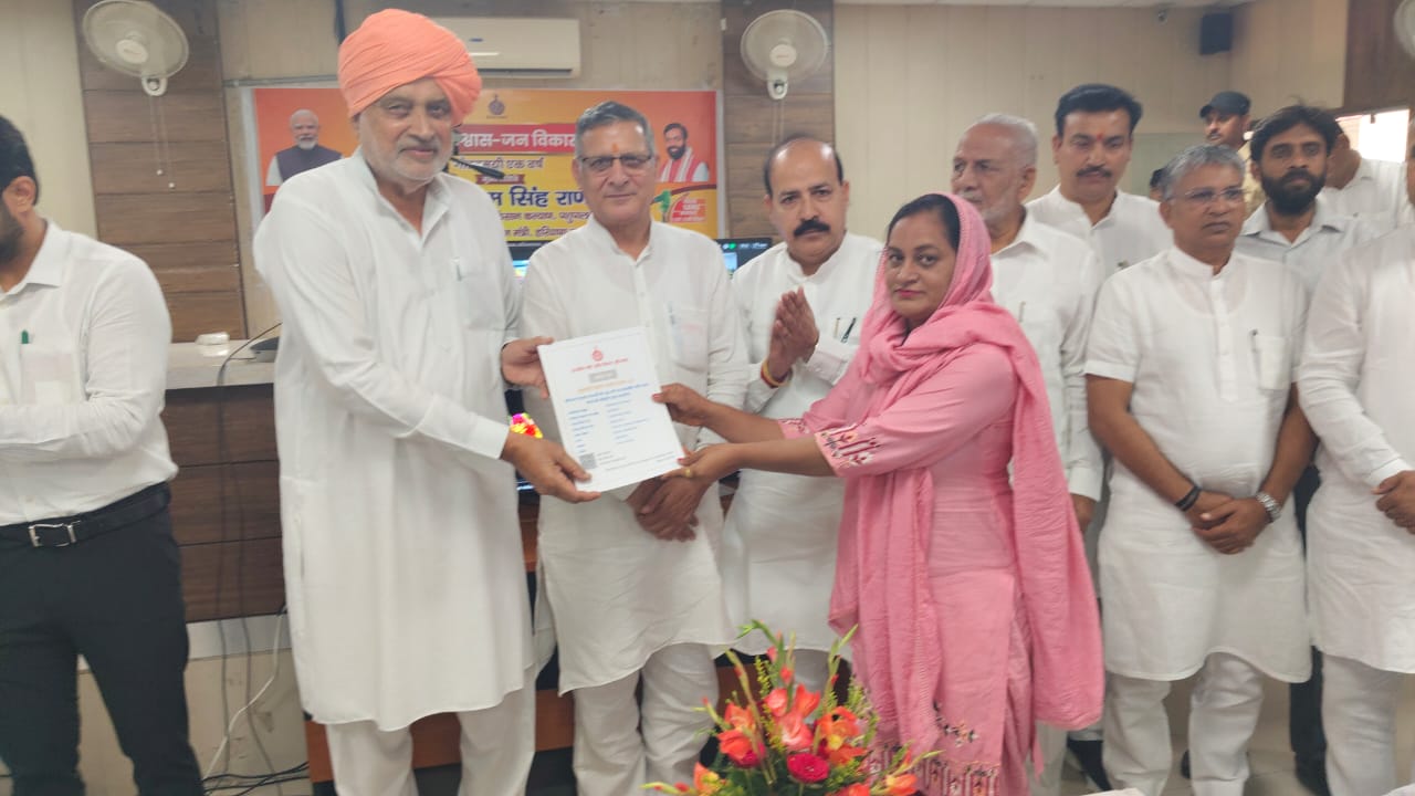 लघु सचिवालय के सभागार में आयोजित कार्यक्रम के दौरान प्लॉट के आवंटन पत्र वितरित करते कृषि मंत्री श्याम सिंह राणा।