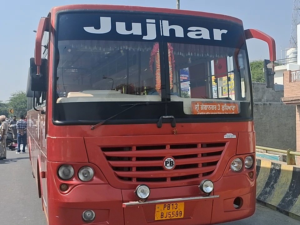 बस, जिसकी टक्कर से स्कूटी सवार की गई जान।