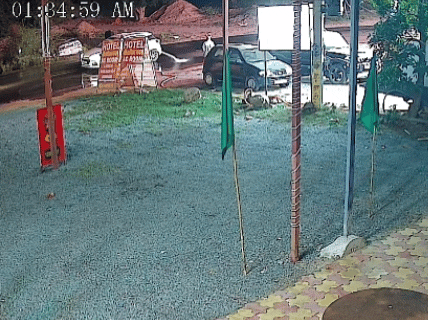 गाड़ी सवार बदमाशों ने पहले गाड़ी को होटल के सामने रोका।